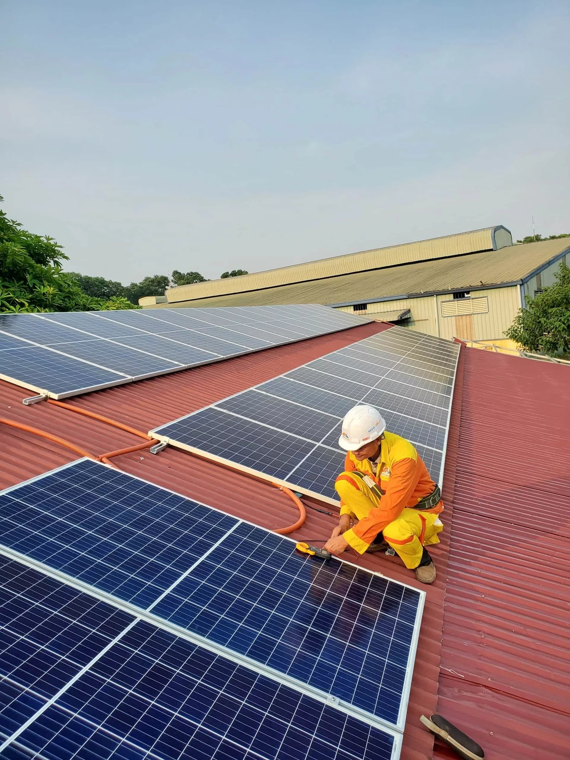 técnico-de-pv-a-realizar-medições-de-dados-elétricos-num-módulo-fotovoltaico-numa-cobertura