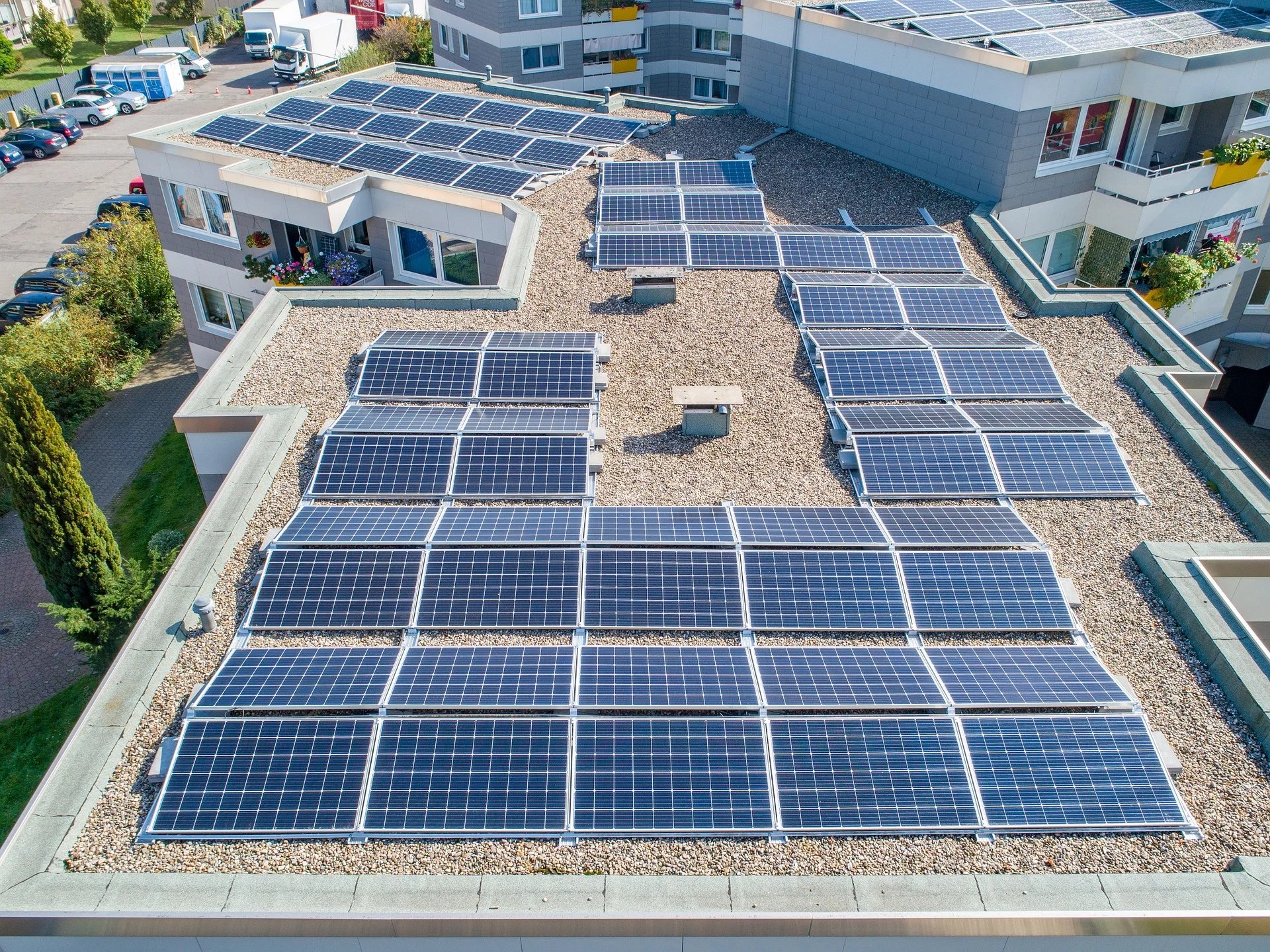 sistema_fotovoltaico_em_coberturaplana_colocado_EO_e sistema_lastrado